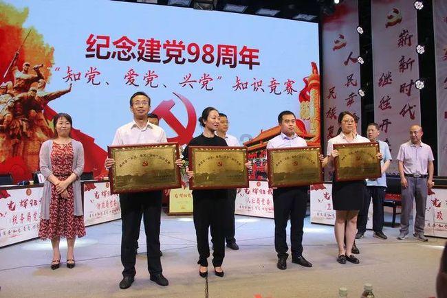 救援白色小猫
