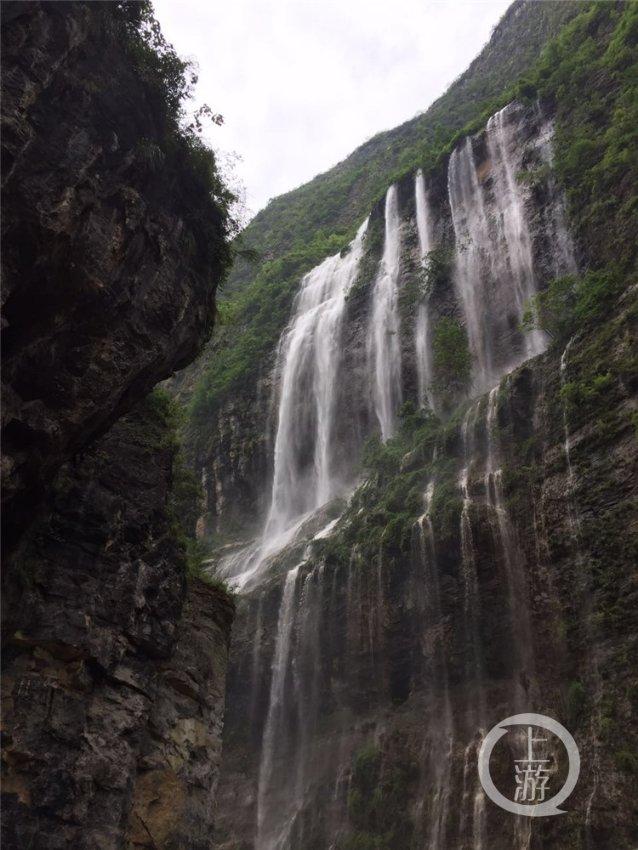 右边女生以后会变成什么样的人，你们推测？游戏画面