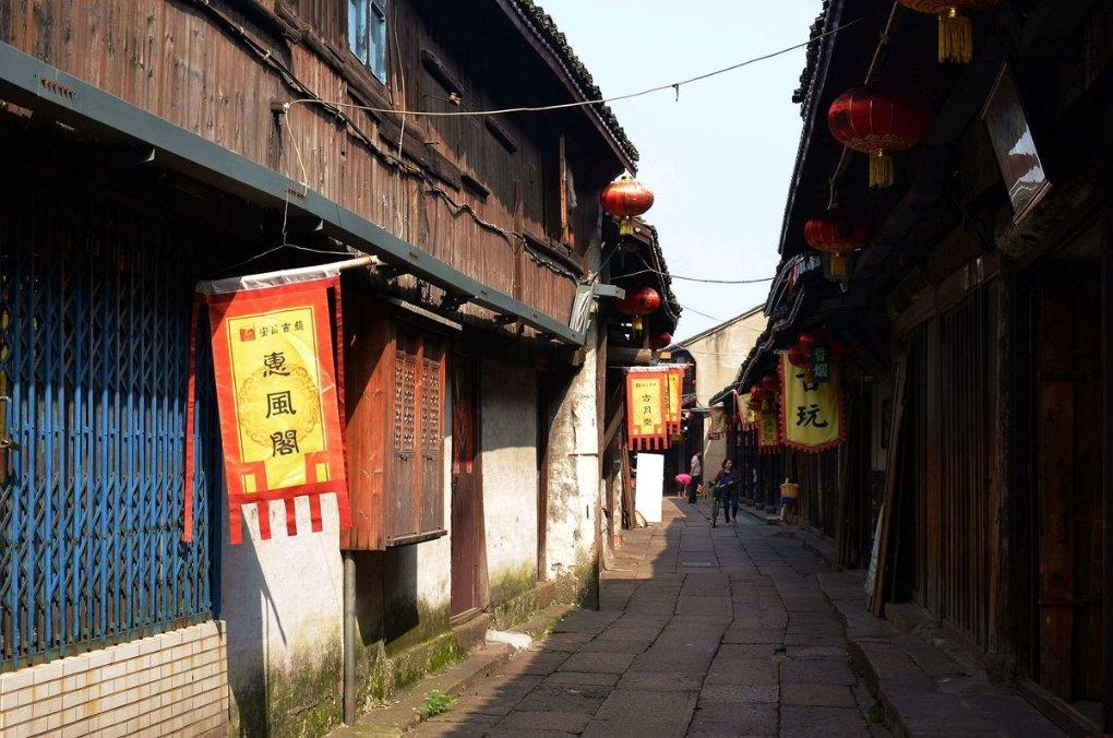 参赛佳丽如何在比赛中建立良好的人际关系，拓展人脉？