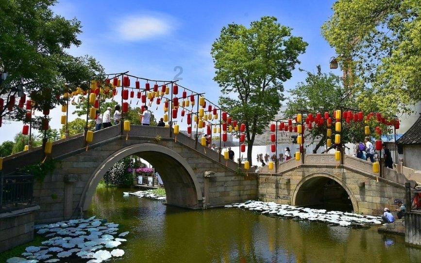 阿姨候车摔倒血流不止,市公卫中心护士跪地救助